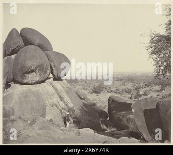 Formazione rocciosa vicino a Madan Mahal a Jabalpur, Madhya Pradesh, India, questa formazione rocciosa si trova lungo la strada per il forte Madan Mahal a Jabalpur, nello stato indiano centrale del Madhya Pradesh. Le rocce superiori sono una delle più famose formazioni rocciose che si bilanciano naturalmente., fotografia, Samuel Bourne, (attribuito a), Jabalpur, 1863 - 1870, cartone, stampa albume, altezza, 237 mm x larghezza, 287 mm, altezza, 370 mm x larghezza, 450 mm Foto Stock