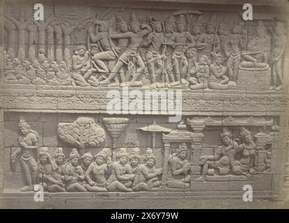 Bassorilievo nel muro sul lato ovest di Borobudur, seconda galleria Idem (titolo sull'oggetto), la parte superiore racconta una storia di Buddha a Lalitavistara e la parte inferiore di Avadana la storia di Mandhatar, Fotografia, Isidore Kinsbergen, Giava, (possibilmente), set-1873 - Dic-1873, carta, stampa albume, altezza, 300 mm x larghezza, 400 mm Foto Stock