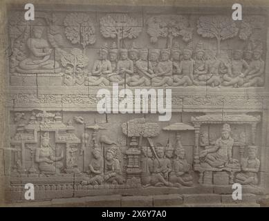 Bassorilievo nel muro sul lato ovest di Borobudur, seconda galleria Idem (titolo sull'oggetto), la parte superiore racconta una storia di Buddha a Lalitavistara e la parte inferiore un rilievo Avadana, la storia di Rudrayana e re Cikhandin, fotografia, Isidore Kinsbergen, Giava, (possibilmente), set-1873 - Dic-1873, carta, stampa albume, altezza, 300 mm x larghezza, 400 mm Foto Stock