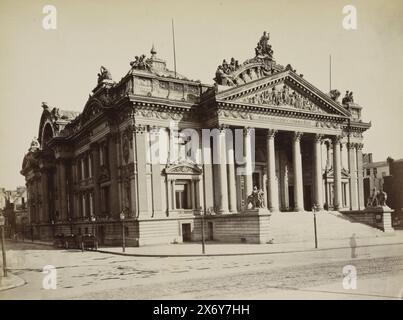 Borsa di Bruxelles, Belgio, Bruxelles. Palais de la Bourse (titolo sull'oggetto), fotografia, anonimo, (eventualmente), sconosciuto, Francia, c. 1885 - c. 1900, carta, stampa albume, altezza, 183 mm x larghezza, 243 mm, altezza, 306 mm x larghezza, 247 mm Foto Stock