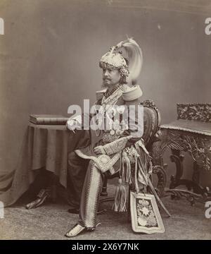 Ritratto di Jung Bahadur Rana, sovrano del Nepal, Ritratto di Jung Bahadur Rana, con l'insegna di Cavaliere Gran Commendatore dell'ordine della Stella dell'India sul petto., fotografia, Bourne & Shepherd, (attribuito a), Brits-Indië, c. 1887, carta, stampa albume, altezza, 262 mm x larghezza, 232 mm Foto Stock