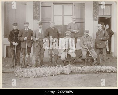 Ritratto di gruppo di cacciatori e aiutanti, tra cui Henry Pauw van Wieldrecht e Maarten Pauw van Wieldrecht, con il gioco di tiro ai loro piedi, Fotografia, Henry Pauw van Wieldrecht, Paesi Bassi, 1896, supporto fotografico, altezza, 168 mm x larghezza, 225 mm, altezza, 199 mm x larghezza, 268 mm Foto Stock