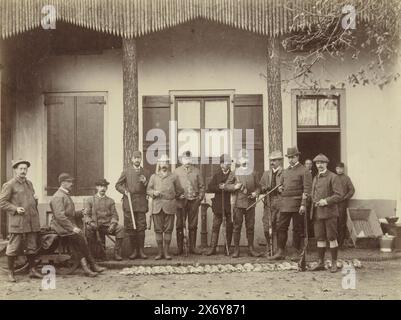 Ritratto di gruppo di cacciatori e aiutanti, tra cui Henry Pauw van Wieldrecht e Maarten Pauw van Wieldrecht, con il tiro ai loro piedi, Henry a sinistra, Maarten quinto da sinistra., Fotografia, Henry Pauw van Wieldrecht, Paesi Bassi, 1891, supporto fotografico, stampa albume, altezza, 174 mm x larghezza, 231 mm, altezza, 199 mm x larghezza, 248 mm Foto Stock