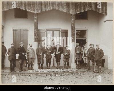 Ritratto di gruppo di cacciatori e aiutanti, tra cui Henry Pauw van Wieldrecht all'estrema destra, con il gioco di tiro ai loro piedi, fotografia, Henry Pauw van Wieldrecht, (menzionato sull'oggetto), Paesi Bassi, 31-ott-1898, supporto fotografico, altezza, 167 mm x larghezza, 226 mm, altezza, 199 mm x larghezza, 269 mm Foto Stock