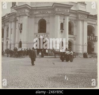 Vista di uno degli ingressi al grande magazzino Gostiny Dvor del XVIII secolo sulla Nevsky Prospekt a San Pietroburgo, Gostunnoi Dvor (titolo sull'oggetto), fotografia, Henry Pauw van Wieldrecht, (possibilmente), Henry Pauw van Wieldrecht, Sint-Petersburg, Paesi Bassi, 1898, carta, stampa albume, altezza, 100 mm x larghezza, 100 mm, altezza, 259 mm x larghezza, 365 mm Foto Stock