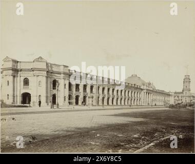 Gostiny Dvor, i grandi magazzini del XVIII secolo, in Nevsky Prospekt a San Pietroburgo, San Pietroburgo, Gostinnoi Dvor (titolo sull'oggetto), fotografia, anonima, Henry Pauw van Wieldrecht, Sint-Petersburg, Paesi Bassi, prima del 1898, carta, stampa albume, altezza, 206 mm x larghezza, 260 mm, altezza, 259 mm x larghezza, 365 mm Foto Stock