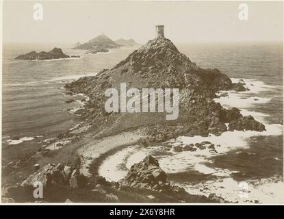 Blood Islands con torri vicino ad Ajaccio, Les Îles Sanguinaires vicino ad Ajaccio (titolo sull'oggetto), Fotografia, Henry Pauw van Wieldrecht, (possibilmente), Corsica, c. 1886 - c. 1896, supporto fotografico, stampa albume, altezza, 170 mm x larghezza, 230 mm, altezza, 322 mm x larghezza, 498 mm Foto Stock