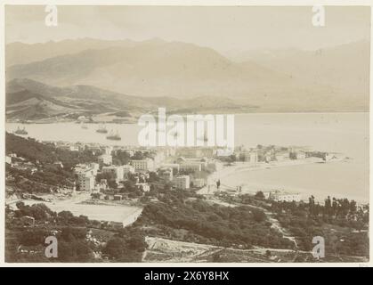 Paesaggio urbano di Ajaccio visto da un'area più alta, Ajaccio (titolo sull'oggetto), fotografia, Henry Pauw van Wieldrecht, (possibilmente), Corsica, c. 1886 - c. 1896, supporto fotografico, stampa albume, altezza, 170 mm x larghezza, 230 mm, altezza, 322 mm x larghezza, 498 mm Foto Stock
