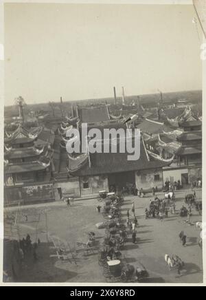 Tempio di Loongwa vicino a Shanghai (titolo sull'oggetto), vista dall'alto del complesso del tempio buddista Longhua a Shanghai. Parte dell'album fotografico di Dolph Kessler con le foto che ha realizzato durante il suo soggiorno in Inghilterra e in un viaggio nel mondo ha intrapreso come segretario di Henri Deterding (direttore della Royal Oil) nelle Indie Orientali olandesi, in Giappone, in Cina e negli Stati Uniti, tra il 1906 e il 1908. Geldolph Adriaan Kessler (Dolph), Shanghai, dopo il 16 marzo 1908 - prima del 2 aprile 1908, cartone, stampa in gelatina argento, altezza, 100 mm x larghezza, 74 mm, altezza, 363 mm x larghezza, 268 mm Foto Stock