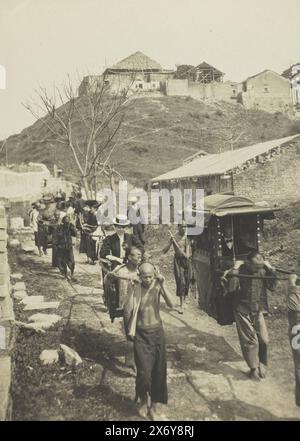 Canton Chair Conveyance (titolo sull'oggetto), il partito europeo è trasportato da una sedia berlina da portatori cinesi utilizzando sedie sia aperte che chiuse, probabilmente sulle colline di Hong Kong. Parte dell'album fotografico di Dolph Kessler con le foto che ha realizzato durante il suo soggiorno in Inghilterra e in un viaggio nel mondo ha intrapreso come segretario di Henri Deterding (direttore della Royal Oil) nelle Indie Orientali olandesi, in Giappone, in Cina e negli Stati Uniti, tra il 1906 e il 1908. Geldolph Adriaan Kessler (Dolph), Hong Kong, 15 marzo 1908, cartone, stampa in argento gelatina, altezza, 108 mm x larghezza, 78 mm, altezza, 363 mm Foto Stock