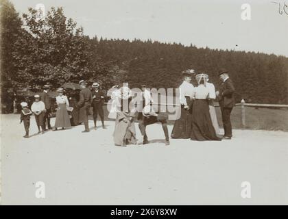 Le famiglie Kessler e Heyning in una passeggiata attraverso le montagne, probabilmente nelle famiglie Harz, Kessler e Heyning in una passeggiata attraverso le montagne, probabilmente nell'Harz. Parte dell'album fotografico di Dolph Kessler con le sue foto scattate durante il suo soggiorno in Inghilterra e in un viaggio mondiale che ha intrapreso come segretario di Henri Deterding (direttore della Royal Oil) nelle Indie Orientali olandesi, in Giappone, in Cina e negli Stati Uniti, tra il 1906 e il 1908. Geldolph Adriaan Kessler (Dolph), Harz, c. ago-1903, cartone, altezza, 80 mm x larghezza, 110 mm, altezza, 363 mm x larghezza, 268 mm Foto Stock