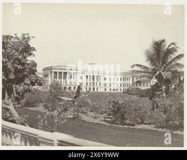 Vista della Government House (ora Raj Bhavan) a Calcutta, Bengala Occidentale, India, parte dell'album di viaggio con registrazioni di attrazioni turistiche in India, Germania, Svizzera e Francia., fotografia, anonima, Kolkata, c. 1865 - c. 1875, supporto fotografico, stampa albume, altezza, 177 mm x larghezza, 227 mm Foto Stock