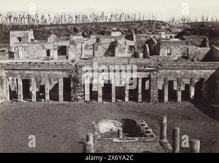Resti della Casa di Diomede a Pompei, Casa di Diomede. Pompei (titolo sull'oggetto), parte di album fotografico con registrazioni di scavi a Pompei di Giorgio Sommer., Fotografia, Giorgio Sommer, Pompei, c. 1860 - c. 1900, carta, stampa albume, altezza, 102 mm x larghezza, 139 mm Foto Stock