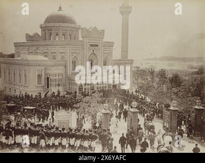 Cerimonia militare alla Moschea Yıldız Hamidiye di Istanbul, parte dell'album di viaggio con foto di luoghi di interesse in Francia, Grecia e Turchia., fotografia, Mihran iraniana, (attribuito a), c. 1886 - c. 1890, carta, stampa albume, altezza, 194 mm x larghezza, 249 mm Foto Stock