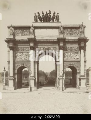 L'Arc de Triomphe du Carrousel a Parigi, visto verso il Jardin des Tuileries, PARIGI. Arc de Triomphe du Carrousel. (Titolo su oggetto), parte di viaggio album con foto di luoghi di interesse in Belgio e Francia., Fotografia, Louis Antoine Pamard, Parigi, c. 1880 - c. 1900, carta, stampa albume, altezza, 269 mm x larghezza, 206 mm Foto Stock