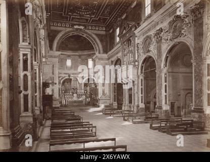 Interno della Basilica della Santissima Annunziata a Firenze, Chiesa SS. Annunziata (titolo su oggetto), parte di album di viaggio con foto di luoghi di interesse a Genova, Firenze e Venezia., fotografia, anonima, Firenze, c. 1870 - c. 1890, carta, stampa albume, altezza, 190 mm x larghezza, 252 mm Foto Stock