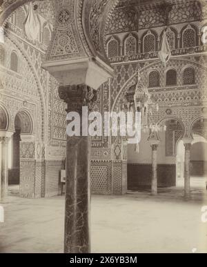 Sala degli Ambasciatori nel Palazzo reale di Siviglia, Alcazar. Salon de Embajadores Sevilla (titolo sull'oggetto), parte dell'album di viaggio con foto di luoghi di interesse in Spagna e Marocco., Fotografia, Emilio Beauchy, Reales Alcázares, c. 1860 - c. 1880, cartone, stampa albume, altezza, 290 mm x larghezza, 234 mm Foto Stock