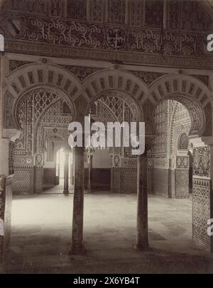 Sala degli Ambasciatori nel Palazzo reale di Siviglia, Siviglia, Alcazar, sala de los Ambajadores (titolo sull'oggetto), parte dell'album di viaggio con foto di luoghi di interesse in Spagna e Marocco., fotografia, anonima, Reales Alcázares, c. 1860 - c. 1880, cartone, stampa albume, altezza, 280 mm x larghezza, 220 mm Foto Stock