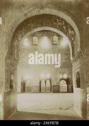 Hall of the Ambassadors in the Alhambra, Salon de Embajadores (titolo sull'oggetto), parte dell'album di viaggio con registrazioni dell'Alhambra di Granada., Fotografia, F. Linares, (menzionato sull'oggetto), editore: F. Linares, (menzionato sull'oggetto), Alhambra, editore: Granada, c. 1860 - c. 1900, supporto fotografico, altezza, 174 mm x larghezza, 126 mm Foto Stock