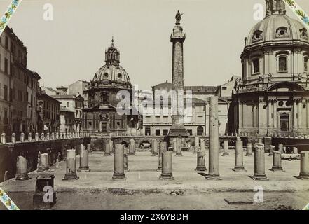 Foro di Traiano con i resti della Basilica Ulpia a Roma, foro di Traiano vi si Veggono gli avanzi della celebre Basilica Ulpia. Roma (titolo su oggetto), parte di album fotografico con registrazioni di luoghi di interesse nelle città italiane e opere d'arte., fotografia, anonima, Forum van Trajanus, c. 1860 - c. 1900, supporto fotografico, stampa albume, altezza, 183 mm x larghezza, 254 mm Foto Stock