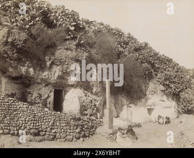 Roma (gitani) nelle dimore rupestri di Granada, GRANADA. Barrio de Jitanos, Exterior de varias cuevas, parte dell'album di viaggio con foto di luoghi di interesse in Francia, Spagna, Italia, Germania, Svizzera e Austria. Fotografia, Rafael Garzón, anonimo, (attribuzione respinta), Granada, c. 1880 - pollici o prima del 4 aprile 1898, carta, stampa albume, altezza, 203 mm x larghezza, 263 mm Foto Stock