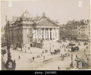 Veduta dell'edificio della Borsa sulla Beursplein di Bruxelles, Bruxelles.- la Bourse (titolo sull'oggetto), parte dell'album di viaggio con attrazioni in Germania, Austria, Svizzera, Lussemburgo e Belgio., fotografia, Étienne Neurdein, Bruxelles, c. 1880 - in o prima del 1899, carta, stampa albumina, altezza, 213 mm x larghezza, 276 mm Foto Stock