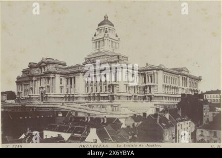 Palazzo di giustizia a Bruxelles, visto sui tetti, BRUXELLES.- le Palais de Justice (titolo sull'oggetto), parte di album fotografico con scatti di luoghi di interesse in Belgio, Germania e Norvegia., fotografia, Gustave Hermans, (menzionato sull'oggetto), Bruxelles, c. 1883 - c. 1900, supporto fotografico, stampa albume, altezza, 122 mm x larghezza, 179 mm Foto Stock