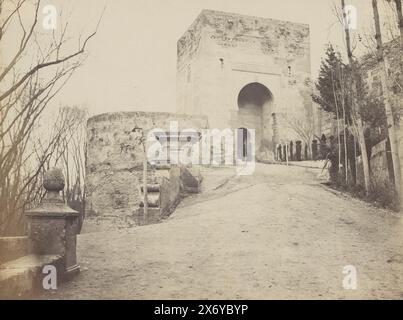 Puerta de la Justicia nell'Alhambra, Granada, questa foto fa parte di un album., fotografia, anonima, Granada, 1851 - c. 1890, carta, stampa albume, altezza, 190 mm x larghezza, 255 mm Foto Stock