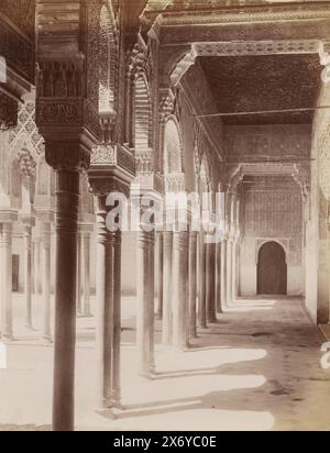 Patio de los Leones nell'Alhambra di Granada, questa foto fa parte di un album., fotografia, anonima, Granada, 1851 - c. 1890, carta, stampa albume, altezza, 272 mm x larghezza, 209 mm Foto Stock