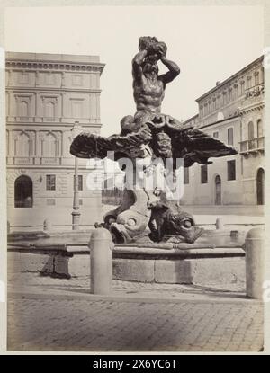 Fontana del Tritone in Piazza Barberini a Roma, Fontana del Tritone in Piazza Barberini (titolo sull'oggetto), parte di album fotografico con registrazioni di luoghi e opere d'arte a Roma., fotografia, anonima, Roma, c. 1860 - c. 1900, supporto fotografico, stampa albume, altezza, 250 mm x larghezza, 186 mm Foto Stock