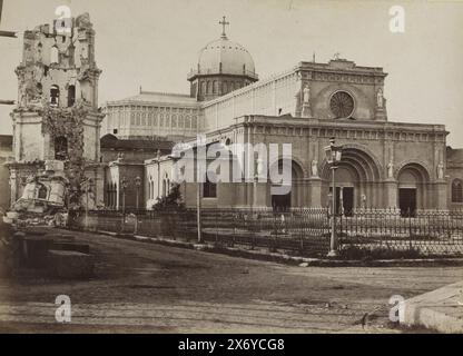 Cattedrale di Manila con il suo campanile distrutto dal terremoto di luglio 1880, parte di album fotografico di un viaggio a Manila., fotografia, anonima, Manilla, in o dopo luglio 1880 - c. 1891, carta, stampa albume, altezza, 187 mm x larghezza, 264 mm Foto Stock