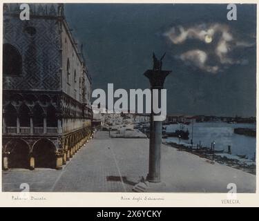 Riva degli Schiavoni, pilastro con statua del leone e Palazzo Ducale di Venezia di notte. Riva degli Schiavoni VENECIA (titolo sull'oggetto), album di viaggio con foto e disegni di Manuel Mayo 1876., Fotografia, anonimo, Venezia, 1850 - 1876, supporto fotografico, stampa albume, altezza, 170 mm x larghezza, 230 mm Foto Stock