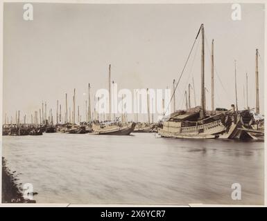 Vista delle navi a Tsukiji vicino Tokyo, Tsukiji senpaku no kei (titolo sull'oggetto), parte dell'album Leporello con 30 foto di attrazioni turistiche in Giappone., fotografia, anonima, Tokyo, c. 1870 - c. 1900, carta, stampa albume, altezza, 205 mm x larghezza, 265 mm Foto Stock