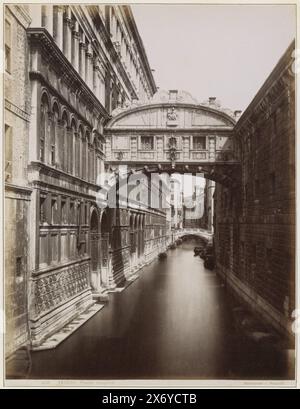 Veduta del Ponte dei Sospiri dalla Riva degli Schiavoni, Venezia, Ponte sospiro (titolo sull'oggetto), parte dell'album di viaggio con foto di luoghi d'interesse in Italia e sulla Costa Azzurra (parte II)., Fotografia, Giorgio Sommer, Venezia, c. 1860 - c. 1890, carta, stampa albume, altezza, 253 mm x larghezza, 191 mm Foto Stock