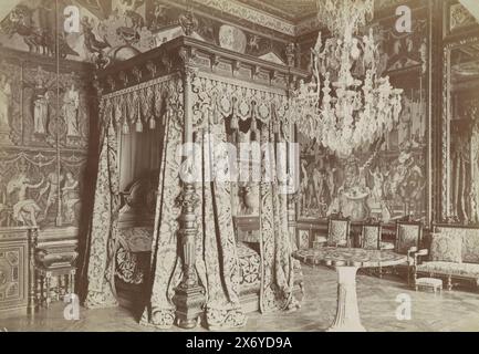 Interno di una camera da letto del Palazzo di Fontainebleau, Fontainebleau (Château) (titolo sull'oggetto), parte di album fotografico con registrazioni di monumenti in Francia., Fotografia, Séraphin-Médéric Mieusement, (menzionato sull'oggetto), Fontainebleau, c. 1880 - c. 1900, supporto fotografico, stampa albume, altezza, 257 mm x larghezza, 350 mm Foto Stock