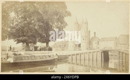 Vista dell'Amsterdamse Poort a Haarlem, Haarlem, dell'Amsterdamsche Poort/ Harlem, la porte d'Amsterdam (titolo sull'oggetto), fotografia, editore: Andries Jager, (menzionato sull'oggetto), anonimo, editore: Amsterdam, Paesi Bassi, 1870 - 1890, carta, stampa albumen, altezza, 91 mm x larghezza, 163 mm, altezza, 130 mm x larghezza, 210 mm Foto Stock