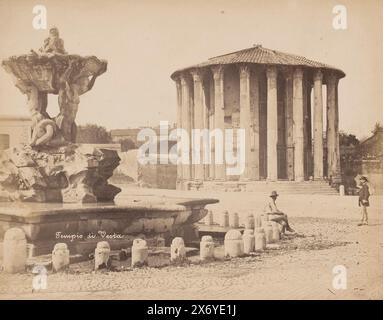 Tempio di Ercole Invictus al Forum Boarium di Roma, Italia, Tempio di Vesta (titolo sull'oggetto), fotografia, anonima, dopo scultura di: Anonimo, Roma, 1851 - 1900, cartone, stampa albume, altezza, 209 mm x larghezza, 257 mm Foto Stock