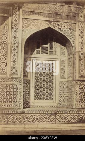 Decorazioni intorno a una finestra della tomba di Itimad-ud-Daulah ad Agra, Uttar Pradesh, India, fotografia, anonima, Agra, 1865 - 1890, carta, stampa albume, altezza, 220 mm x larghezza, 141 mm, altezza, 235 mm x larghezza, 158 mm Foto Stock