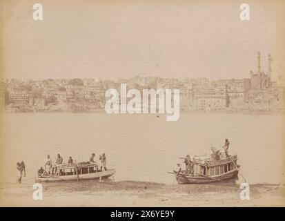 Vista dei ghati sulle rive del Ganga con navi in primo piano a Varanasi, Uttar Pradesh, India, fotografia, anonima, Varanasi, 1865 - 1890, carta, stampa albume, altezza, 205 mm x larghezza, 280 mm, altezza, 238 mm x larghezza, 320 mm Foto Stock