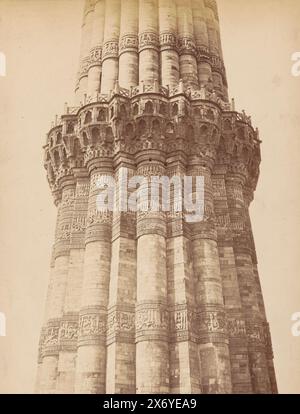 Dettaglio del Qutb Minar di Delhi, India, fotografia, Samuel Bourne, (firmato dall'artista), Delhi, 1863 - 1866, carta, stampa albume, altezza, 300 mm x larghezza, 215 mm, altezza, 322 mm x larghezza, 229 mm Foto Stock