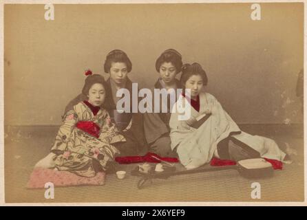 Ritratto di gruppo di quattro sconosciute ragazze giapponesi con tè e shamisen, fotografia, anonimo, Giappone, 1860 - 1900, carta, stampa albume, altezza, 90 mm x larghezza, 137 mm, altezza, 113 mm x larghezza, 170 mm Foto Stock