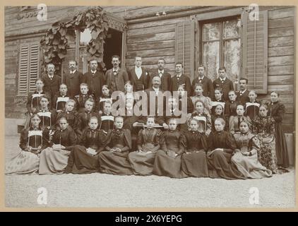 Ritratto di gruppo di una classe sconosciuta di fronte a un edificio in legno, foto della scuola con ragazze, ragazzi e insegnanti che si fingono di gruppo davanti a una casa, fotografia, anonima, 1890 - 1910, carta baryta, altezza, 155 mm x larghezza, 225 mm, altezza, 237 mm x larghezza, 313 mm Foto Stock