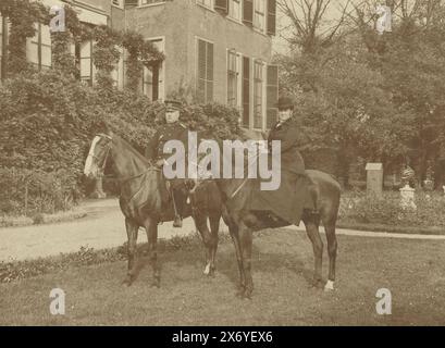 Regina Guglielmina e Principe Hendrik a cavallo in un parco, fotografia, M. Couvée, (menzionato sull'oggetto), l'Aia, 1915, supporto fotografico, stampa albume, altezza, 165 mm x larghezza, 226 mm, altezza, 268 mm x larghezza, 330 mm Foto Stock