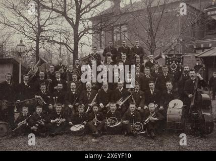 Ritratto di gruppo di Harmony 'crescendo', fotografia, anonimo, sconosciuto, 1900, supporto fotografico, altezza, 199 mm x larghezza, 283 mm, altezza, 210 mm x larghezza, 288 mm Foto Stock