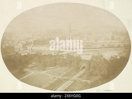 Vista di Edimburgo, Scozia, con il monumento a Sir Walter Scott in lontananza, fotografia, Ross & Thomson, (attribuito a), Edimburgo, 1854, supporto fotografico, stampa su carta salata, altezza, 163 mm x larghezza, 240 mm, altezza, 285 mm x larghezza, 388 mm Foto Stock