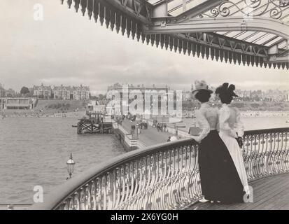 Due donne non identificate sul molo di Clacton on Sea, Clacton on Sea (titolo sull'oggetto), fotografia, anonimo, Clacton on Sea, 1899 - 1903, supporto fotografico, altezza, 158 mm x larghezza, 207 mm Foto Stock