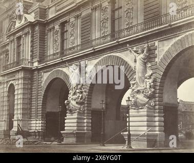 Porta del Louvre in Place du Carrousel a Parigi, fotografia, Achille Quinet, (menzionato sull'oggetto), Parigi, 1865 - 1880, carta, stampa albume, altezza, 194 mm x larghezza, 243 mm, altezza, 310 mm x larghezza, 434 mm Foto Stock