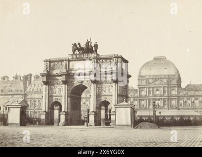 Vista dell'Arc de Triomphe du Carrousel, con il Louvre sullo sfondo, Arc du Carrousel (titolo sull'oggetto), fotografia, Achille Quinet, (menzionato sull'oggetto), Parigi, 1865 - 1880, carta, stampa albume, altezza, 195 mm x larghezza, 248 mm, altezza, 310 mm x larghezza, 428 mm Foto Stock