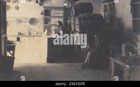 Interno di un pub in Sicilia, fotografia, Eugenio Interguglielmi & Co., (menzionato sull'oggetto), Sicilië, 1880 - 1890, carta, stampa albume, altezza, 123 mm x larghezza, 212 mm Foto Stock