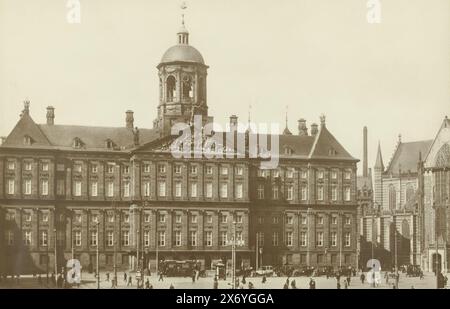 Palazzo reale in Piazza Dam ad Amsterdam, Amsterdam, Dam con palazzo reale (titolo sull'oggetto), fotografia, anonimo, (eventualmente), editore: Jan Vlieger (uitgever), (possibilmente), Paesi Bassi, editore: Amsterdam, 1920 - 1940, carta, stampa in carbonio, altezza, 215 mm x larghezza, 315 mm, altezza, 287 mm x larghezza, 400 mm Foto Stock